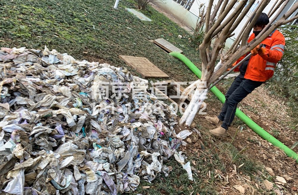 南化新村化粪池垃圾清理