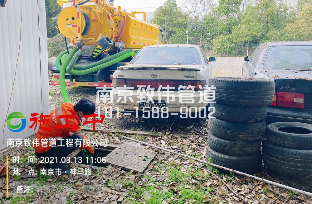 南化新村工厂清掏化粪池